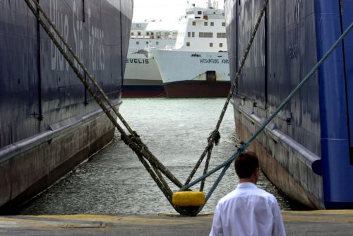 Ένταση στον Πειραιά με μεταφορείς που εμπόδισαν είσοδο φορτηγών σε πλοία