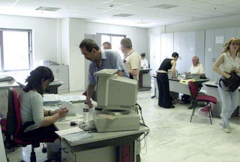 Τρία σενάρια για το μισθολόγιο των δημοσίων υπαλλήλων