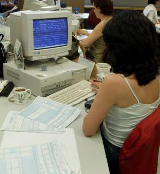 Στην αυτόματη περαίωση για όλους τους ελεύθερους επαγγελματίες-επιχειρήσεις καταλήγει η κυβέρνηση