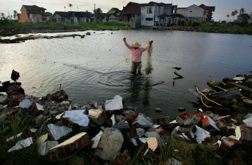 Αλλεπάλληλες σεισμικές δονήσεις 6,6 και 7,2 βαθμών έπληξαν την Ινδονησία