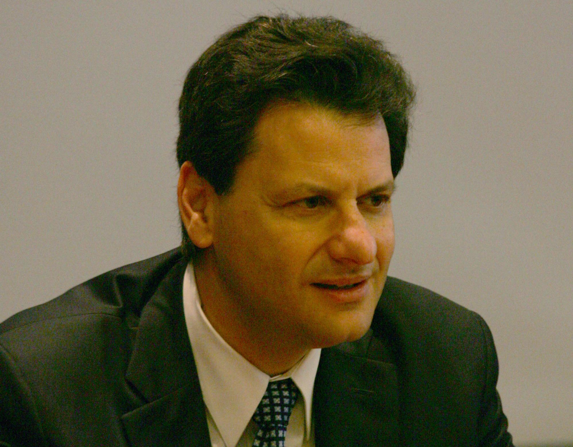 Ενόχληση στη ΝΔ για την απόφαση Σκυλακάκη να κρατήσει την έδρα στην Ευρωβουλή