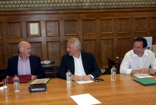 Άνοιγμα όλων των «κλειστών επαγγελμάτων» μέχρι τέλος έτους αποφασίσθηκε στο Μαξίμου