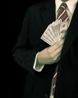 Για «ξέπλυμα» βρώμικου χρήματος θα διώκονται όσοι επανειλημμένα δεν κόβουν αποδείξεις