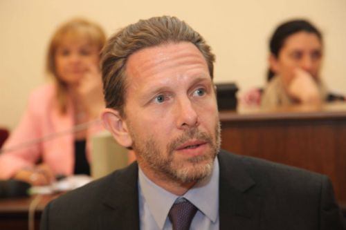 Νέα κόντρα στη Βουλή για τη διάταξη περί αποζημίωσης ξένων τουριστών