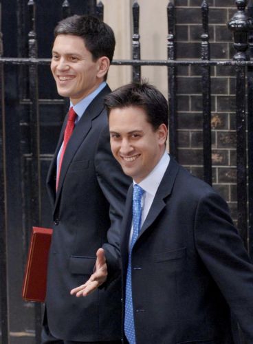 Αμφίρροπή η μάχη μεταξύ των αδελφών Μίλιμπαντ για την ηγεσία των Εργατικών