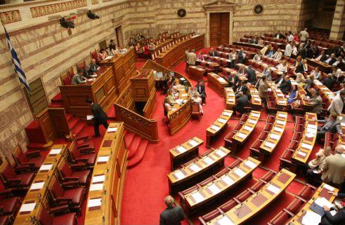 Το οικονομικό της σχέδιο υπερασπίζεται η ΝΔ, για «μαγικές λύσεις» την κατηγορεί το ΠΑΣΟΚ