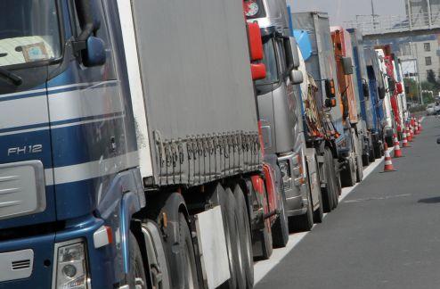 Έμφραγμα στους δρόμους, ουρές στα βενζινάδικα από την αποχή των ιδιοκτητών φορτηγών και βυτιοφόρων