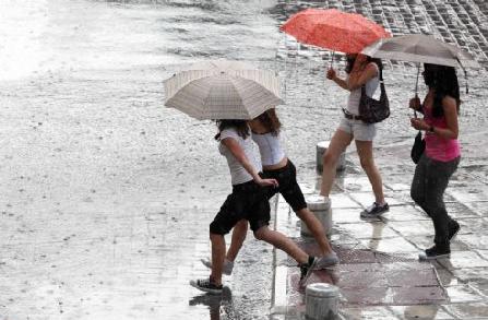 Μπουρίνι σε Ναύπλιο και Άργος, ψιλόβροχο και ψύχρα στην Αθήνα