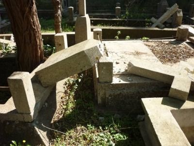 Εκτεταμένες καταστροφές από επίθεση βανδάλων στο ελληνικό νεκροταφείο της Ίμβρου