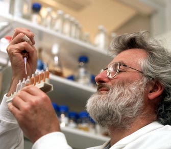 Ο σερ Τζον Σαλστον προσκεκλημένος του Ιδρύματος Ευγενίδου