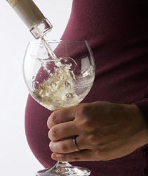 Αλκοόλ με μέτρο προτείνουν Βρετανοί επιστήμονες στις εγκύους