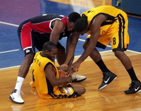 Επεισοδιακές νίκες για ΑΕΚ και Ηρακλή, με το δεξί Κολοσσός και Μαρούσι