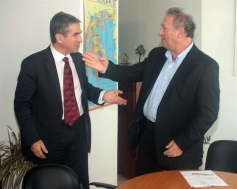 Παράδοση 13 απινιδωτών από το υπουργείο Αγροτικής Ανάπτυξης στο υπουργείο Υγείας