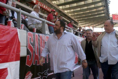 Μην παρασυρθείτε όσο και εάν προκληθείτε, ζήτησε ο Μαρινάκης από τους οπαδούς