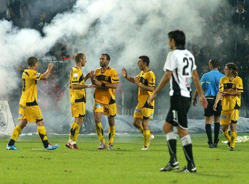 Κροτίδες, δακρυγόνα και… εξαπάτηση στην Τούμπα