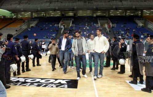 ΜΑΤ κατά των παικτών αλλά όχι των χούλιγκαν, τονίζει ο ΠΣΑΚ