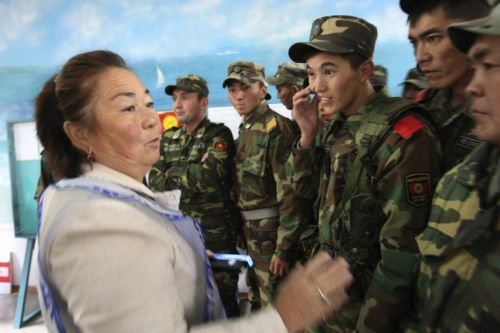 Άνοιξαν οι κάλπες για τις κρίσιμες κοινοβουλευτικές εκλογές στην Κιργιζία