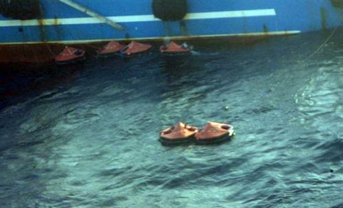 Δραματική διάσωση πληρώματος πλοίου που τυλίχτηκε στις φλόγες στον Ατλαντικό