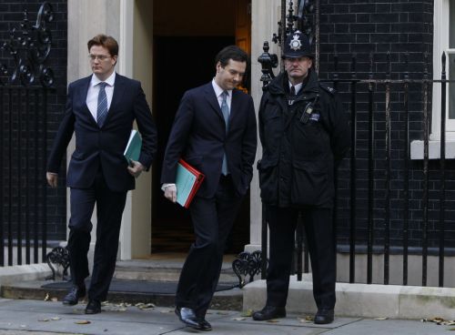 «Ψαλίδι» στο Δημόσιο και αύξηση του ορίου συνταξιοδότησης ανακοίνωσε η βρετανική κυβέρνηση