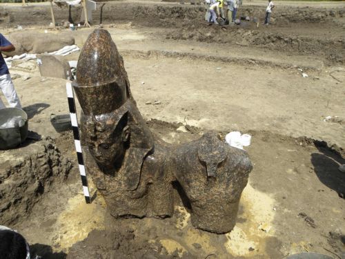 Τμήμα αγάλματος του φαραώ Αμενχοτέπ Γ' εντόπισαν Αιγύπτιοι αρχαιολόγοι