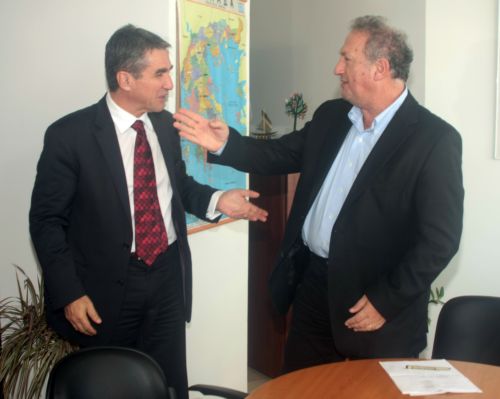 Παράδοση 13 απινιδωτών από το υπουργείο Αγροτικής Ανάπτυξης στο υπουργείο Υγείας