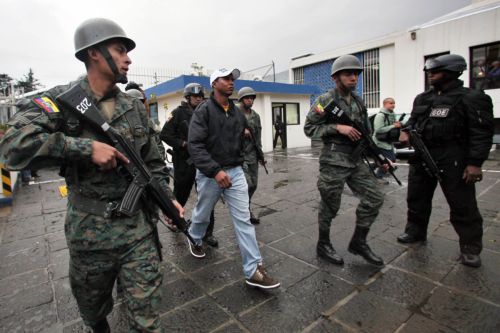 Συλλήψεις δεκάδων αστυνομικών για τη στάση στον Ισημερινό