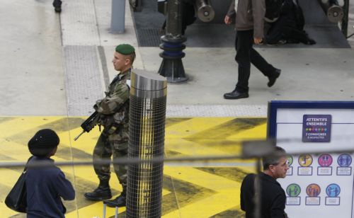 «Εξηγήσεις» για τον συναγερμό των ΗΠΑ για πιθανές τρομοκρατικές επιθέσεις, αναμένει η ΕΕ