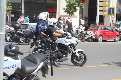 Ληστές εισέβαλαν με ΙΧ σε τράπεζα στην Πεύκη