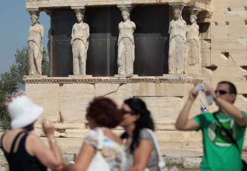 Μείωση στις φετινές τουριστικές εισπράξεις, ελπιδοφόρα τα στοιχεία των προκρατήσεων