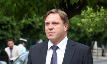 Αν θέλουν να μάθουν πώς διασύρθηκε η Ελλάδα, ας ρωτήσουν τον κ. Καραμανλή, λέει το ΠΑΣΟΚ