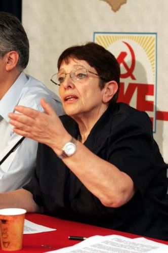 Να μπουν «στην πολιτική μάχη» κάλεσε τους νέους η Αλέκα Παπαρήγα