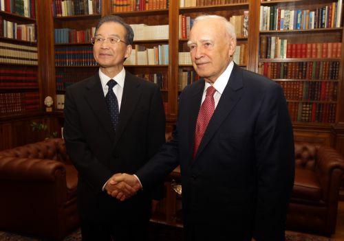 Με τον Κάρολο Παπούλια συναντήθηκε ο Κινέζος πρωθυπουργός