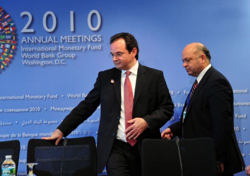 Όλοι απαιτούν συγγνώμη από όλους μετά τις δηλώσεις Παπακωνσταντίνου στις ΗΠΑ