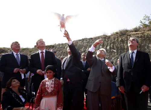 Άνοιξε έπειτα από 45 χρόνια το οδόφραγμα Κάτω Πύργου-Λιμνίτη στην Κύπρο