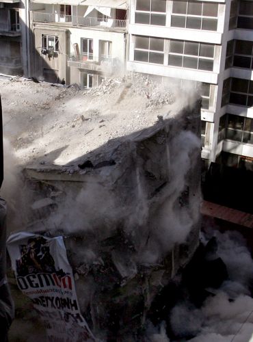 Κατεδαφίστηκε με ελεγχόμενη έκρηξη το πρώην ΝΑΤ στην Ομόνοια