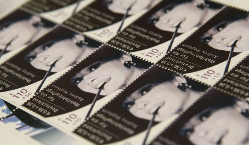 Μισό εκατομμύριο ευρώ για δέκα γραμματόσημα με την Όντρεϊ Χέπμπορν