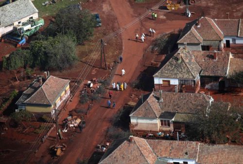 Εκκενώθηκε χωριό στην Ουγγαρία υπό το φόβο νέας διαρροής τοξικής λάσπης