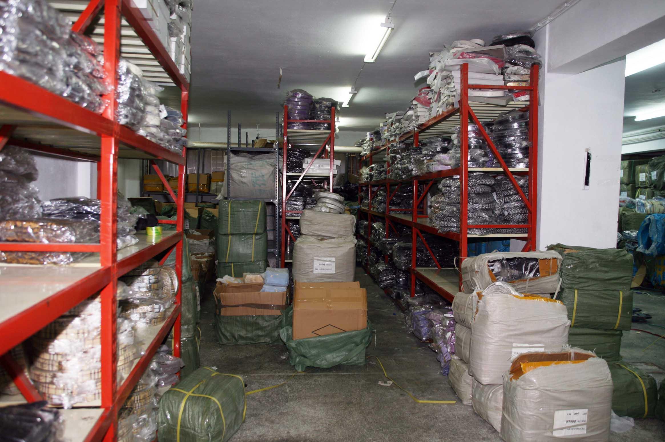 Τεράστιες ποσότητες προϊόντων «μαϊμού» βρέθηκαν σε αποθήκη στο κέντρο της Αθήνας