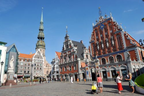 Νικήτρια της κάλπης βγάζουν τα exit poll την κεντροδεξιά κυβέρνηση στη Λετονία