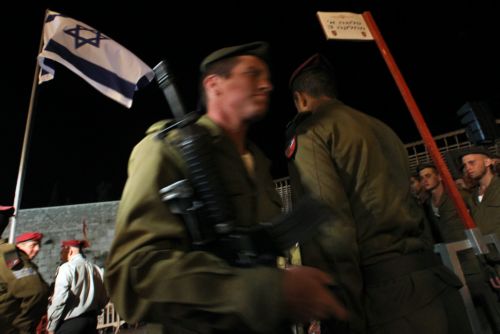 Αντιδράσεις για βίντεο Ισραηλινού στρατιώτη που χόρευε γύρω από Παλαιστίνια κρατούμενη