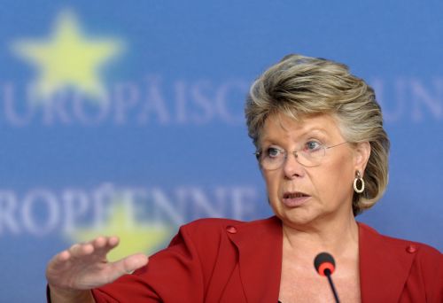 Η Κομισιόν ανάβει το πράσινο φως για άρση του φοροαπορρήτου