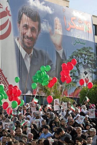 Υποδοχή… ροκ σταρ για τον Αχμαντινετζάντ από τη Χεζμπολάχ στο Λίβανο