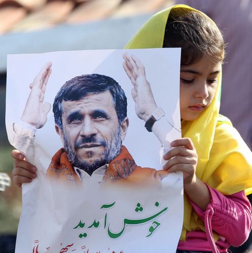 Στο νότιο Λίβανο ο Αχμαντινετζάντ εν μέσω πανηγυρισμών της Χεζμπολάχ