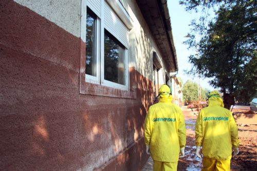 Επιστρέφουν στα σπίτια τους οι κάτοικοι παρά τη μόλυνση από τη τοξική λάσπη