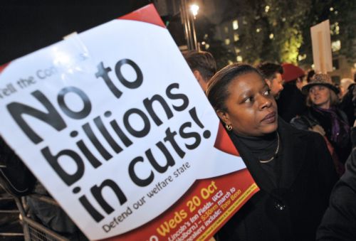 Άδικες και υπερβολικές οι περικοπές δημοσίων δαπανών, λέει η πλειοψηφία των Βρετανών