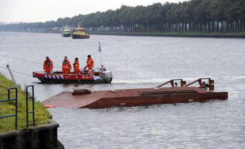 Σύγκρουση εμπορικού πλοίου με επιβατηγό σε κανάλι στο Άμστερνταμ