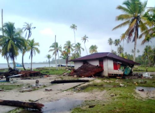 Ξεπέρασαν τους 300 οι νεκροί από το τσουνάμι στην Ινδονησία
