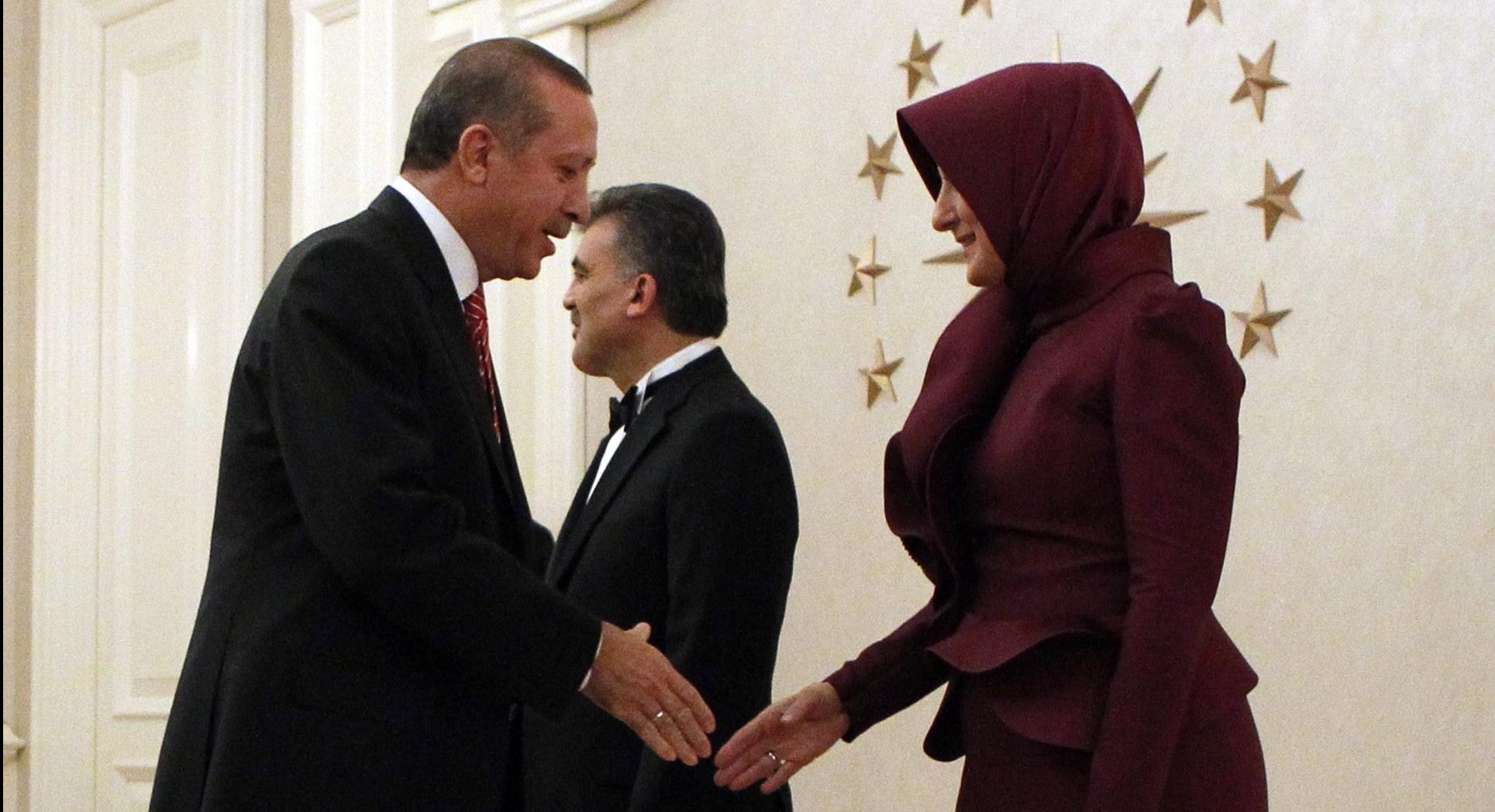 Η μαντίλα έφερε σε σύγκρουση την κυβέρνηση Ερντογάν με τον στρατό στην εθνική επέτειο