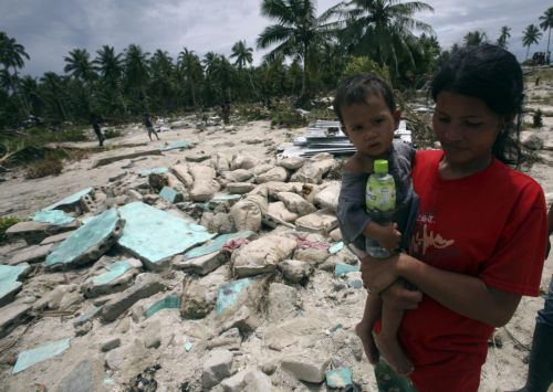 Σβήνουν οι ελπίδες για τους εκατοντάδες αγνοούμενους από το τσουνάμι στην Ινδονησία