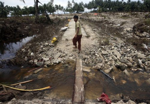 Σώοι βρέθηκαν 163 άνθρωποι μετά το τσουνάμι στην Ινδονησία